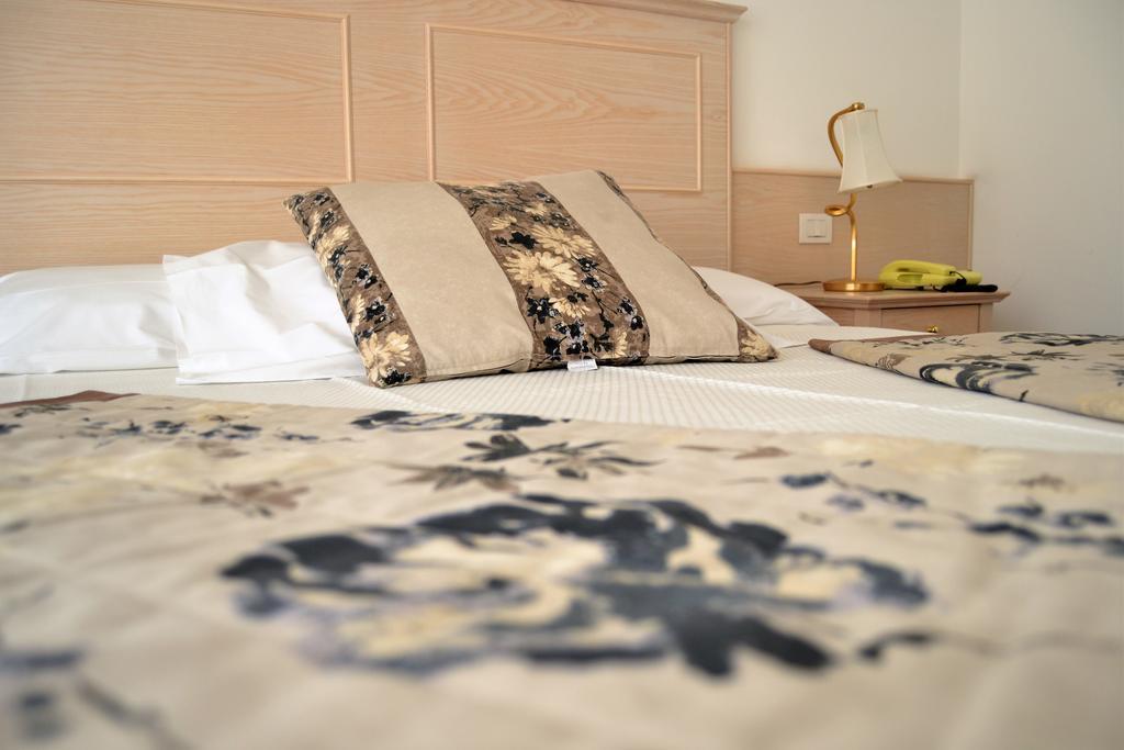 Hotel Piccolo Mondo Torbole Sul Garda Exterior photo