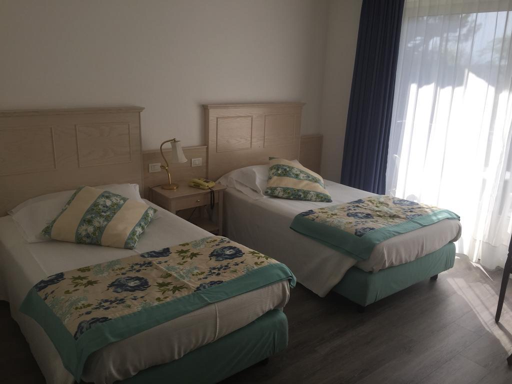 Hotel Piccolo Mondo Torbole Sul Garda Exterior photo