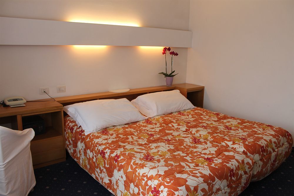 Hotel Piccolo Mondo Torbole Sul Garda Exterior photo