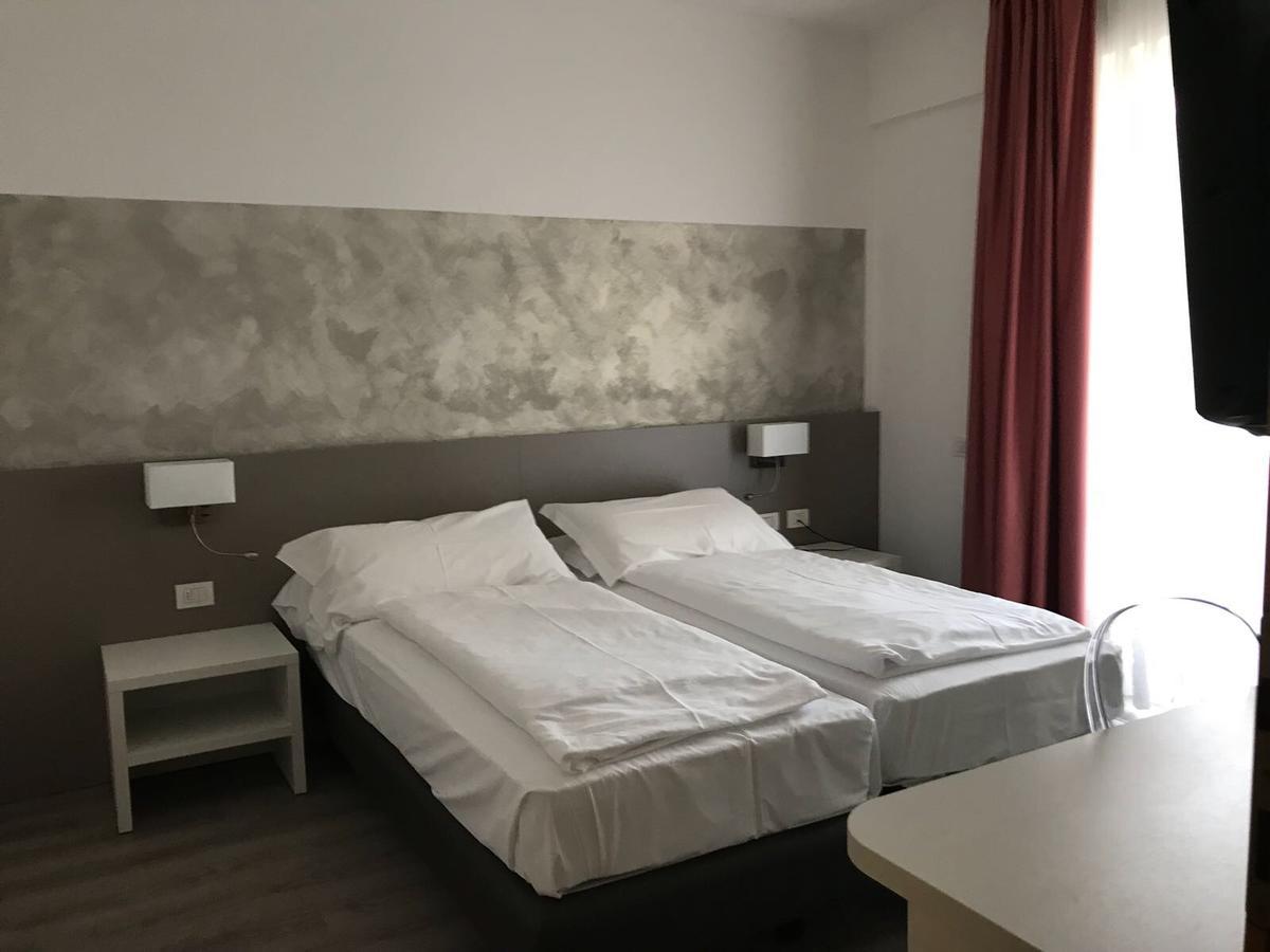 Hotel Piccolo Mondo Torbole Sul Garda Exterior photo