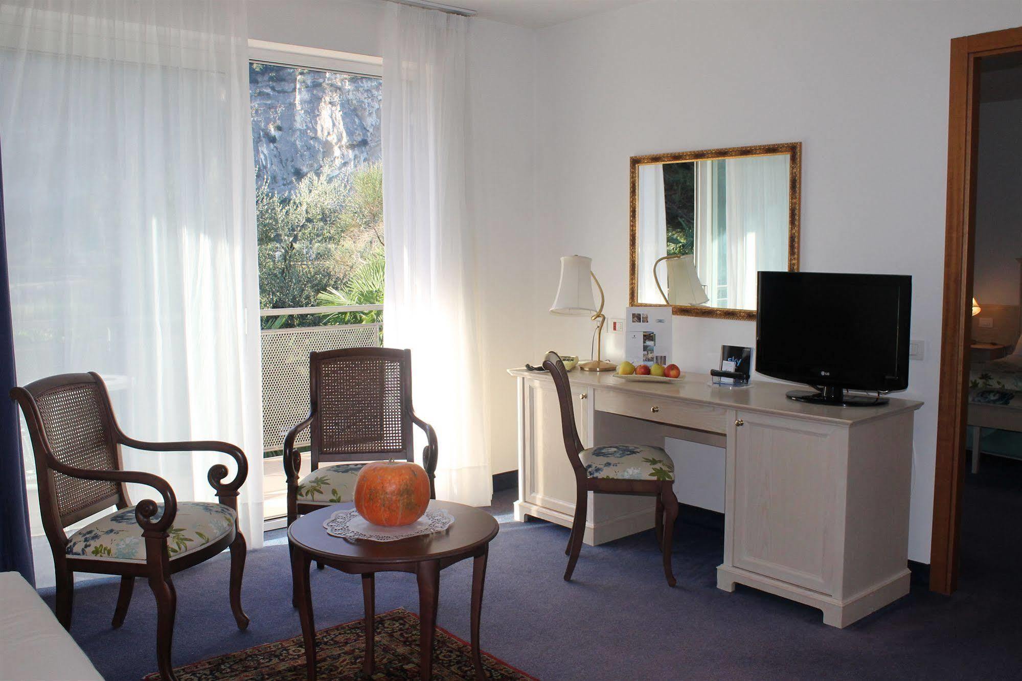 Hotel Piccolo Mondo Torbole Sul Garda Exterior photo