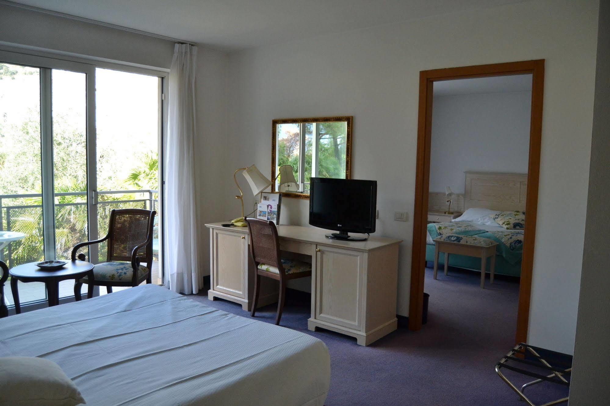 Hotel Piccolo Mondo Torbole Sul Garda Exterior photo