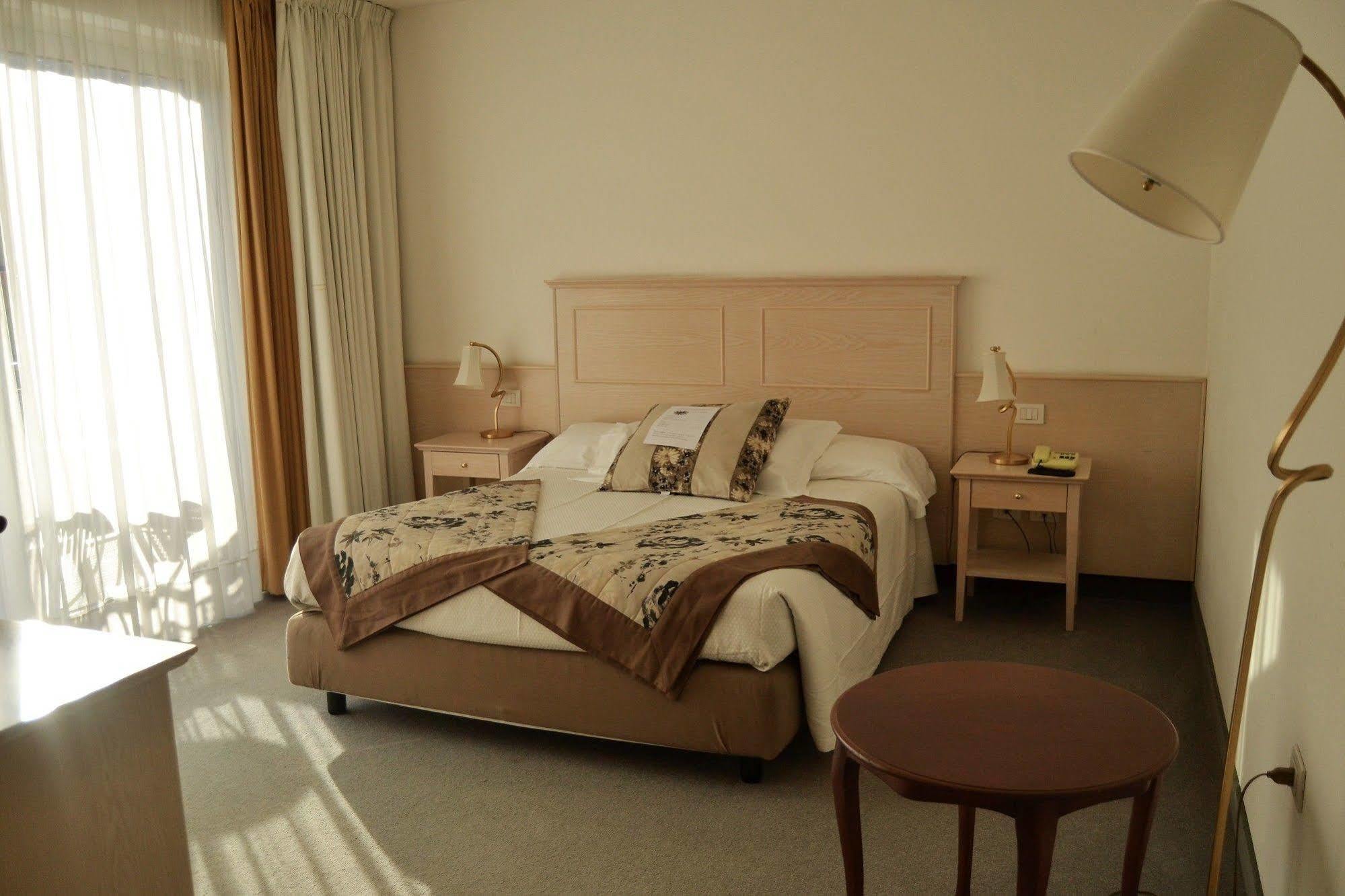Hotel Piccolo Mondo Torbole Sul Garda Exterior photo
